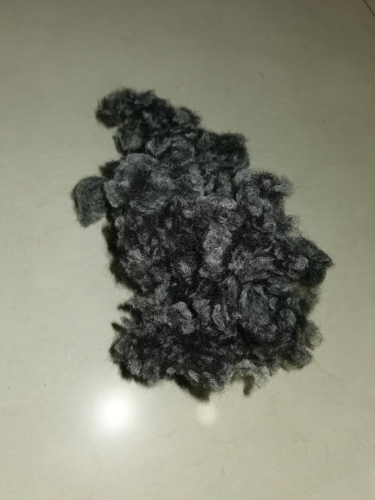 各位车友，我的车子是2021款锐界plus7座。提车不久，今天发现在发动机舱靠左边的地方，具体是在左车轮上面挡泥板里侧叶