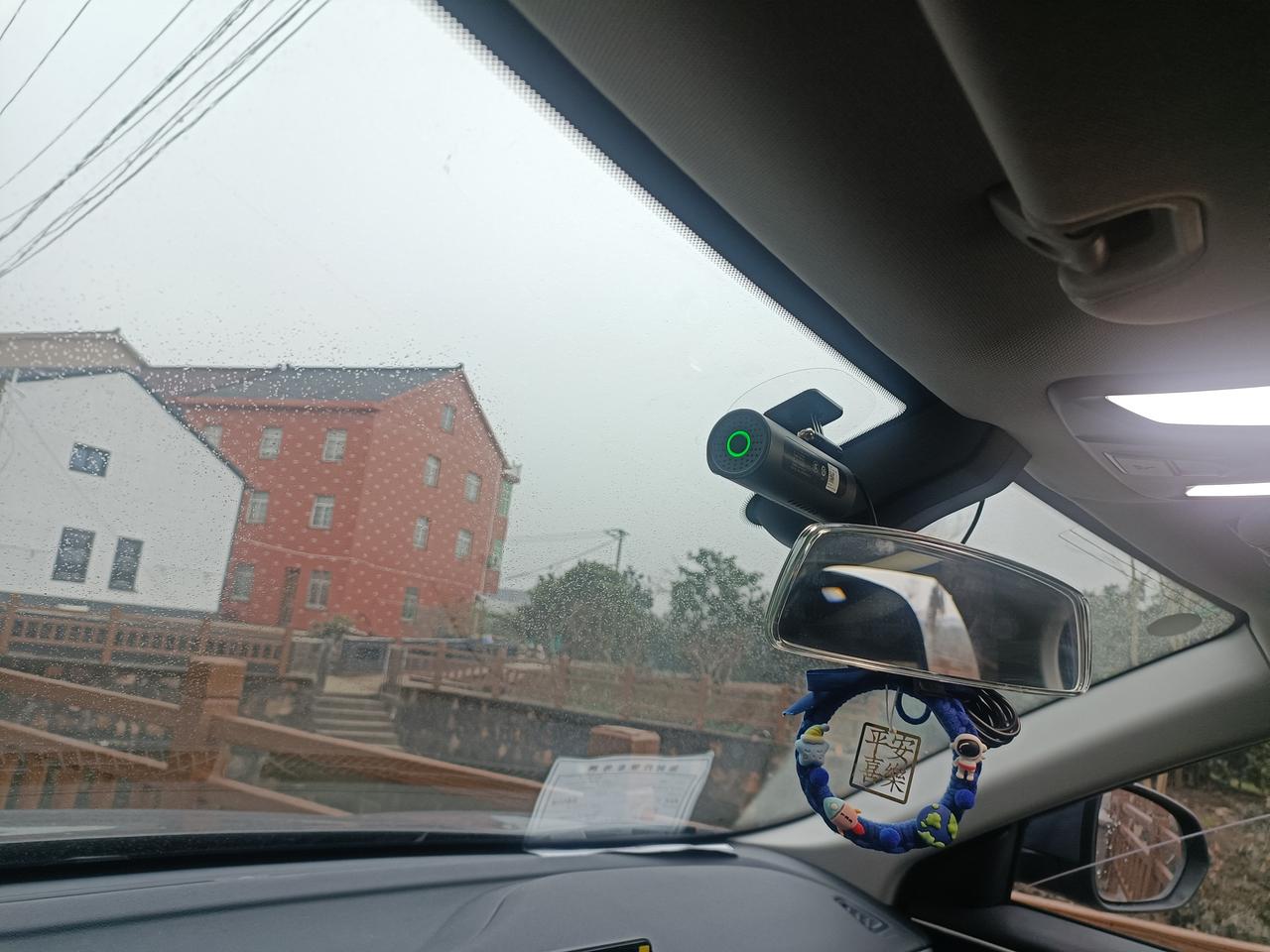 哪吒哪吒U 行车记录仪贴什么位置呢，我好费解！好丑啊