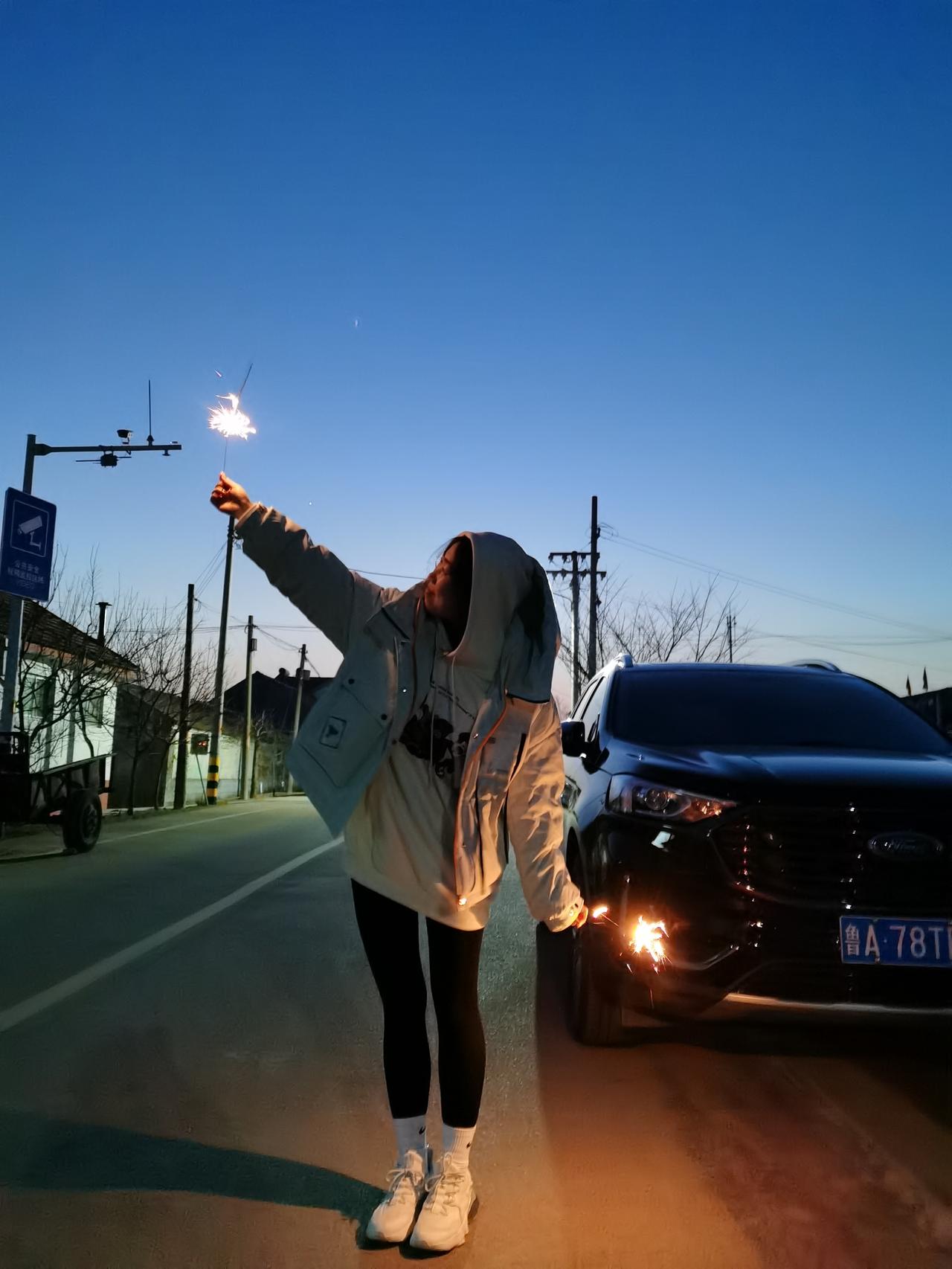 福特锐界 车友们，车里平时没啥异味，但是每次一踩地板油，就会闻到一股糊味是怎么回事，或者S档跑高速，也会闻到糊味，已经开