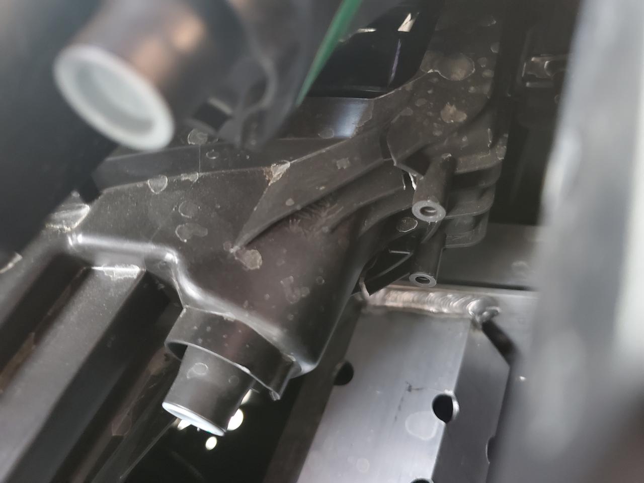 雪铁龙凡尔赛C5 X 我有个问题想问下车友。无意间发现左前大灯缩进去3毫米，打开机器盖子发现大灯支架断了。。。。可以确定