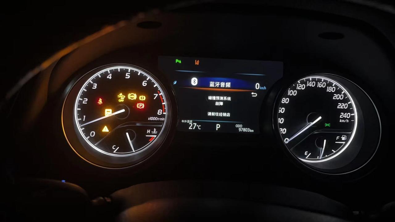 日产轩逸 在线等各位大神帮忙解释一下这是什么情况 车开半路显示这些 在线等回复 急 急 急