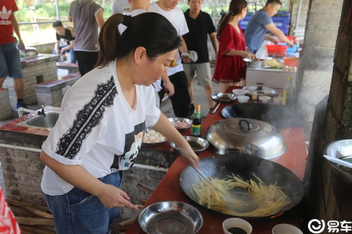 易车【东莞凌派车友会】相约广东惠州雷公峡野炊漂流，感受炎夏的清凉。