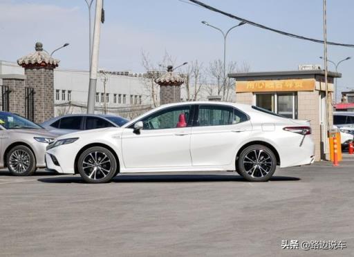喜提凯美瑞双擎混动，车主：落地才27万，动力和配置表现不错