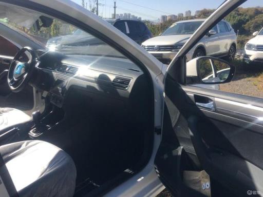 桑塔纳车主提车：拥有桑塔纳，走遍天下都不怕