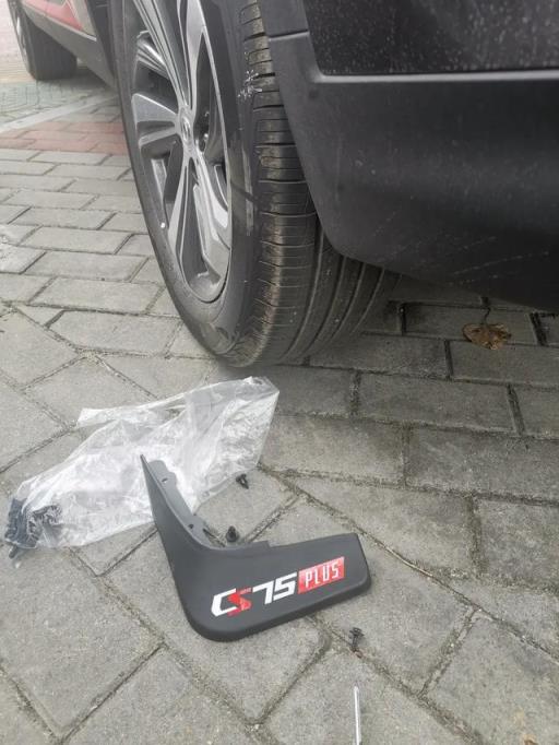 CS75PLUS:水泥灰外观+红黑内饰，最低油耗6.5个
