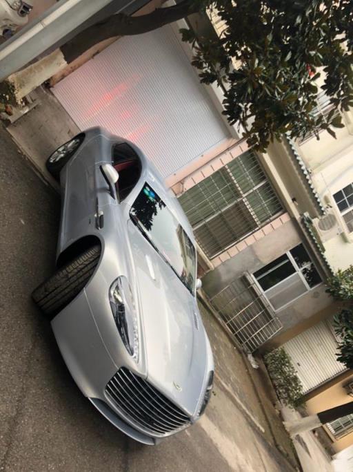 95后都开上阿斯顿·马丁了？还是用来代步的！网友：我好酸