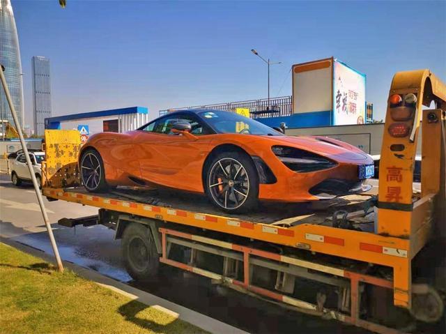 当了半年“键盘车神”后 我开上了迈凯伦720S