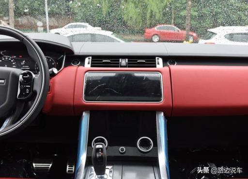 108万买路虎揽胜运动版，车主：不是在加油站，就是去加油站路上