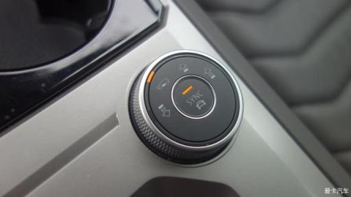 低调而不失奢华，途锐2.0T锐翼版提车，比买普拉多值？