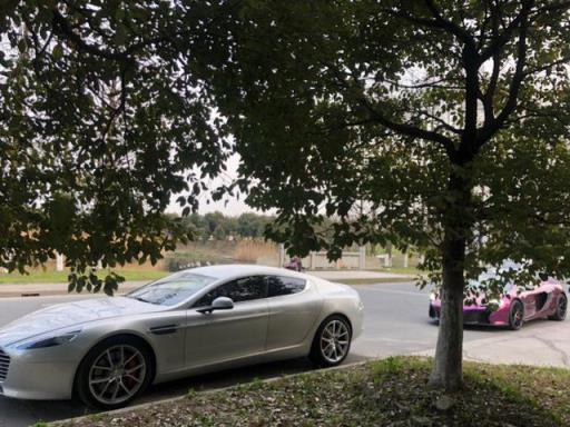 95后都开上阿斯顿·马丁了？还是用来代步的！网友：我好酸