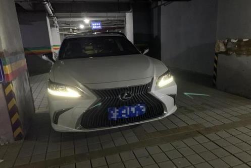 小伙喜提新款雷克萨斯ES，分享开了1800多公里的使用感受