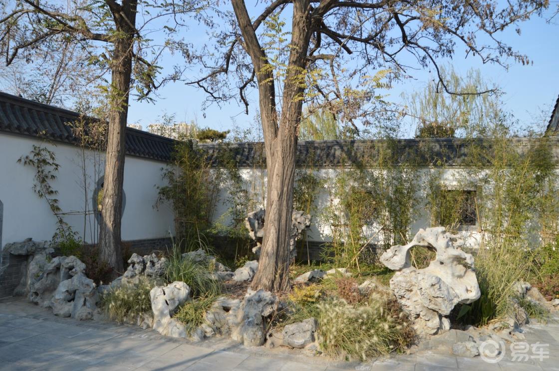 造屋不嫌小 开池不嫌多 屋小不遮山 池多不妨荷