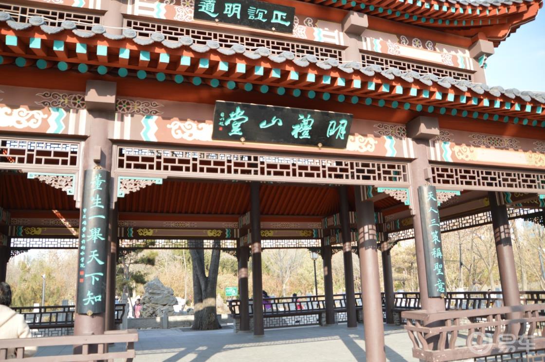 造屋不嫌小 开池不嫌多 屋小不遮山 池多不妨荷