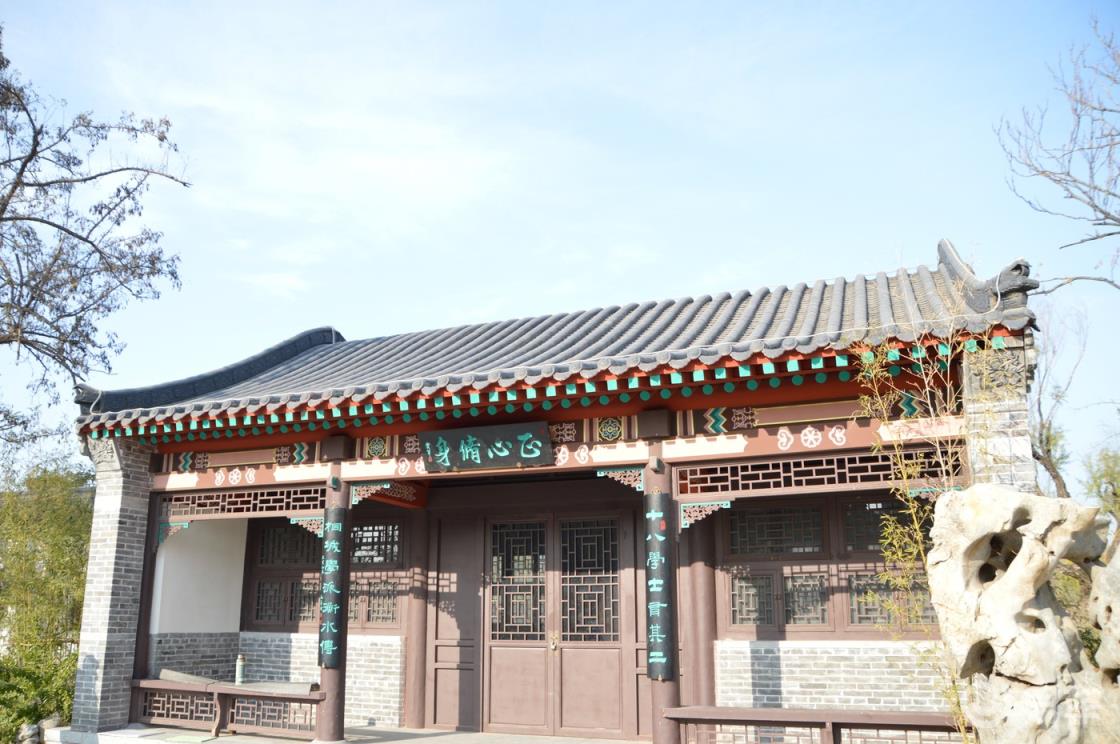 造屋不嫌小 开池不嫌多 屋小不遮山 池多不妨荷