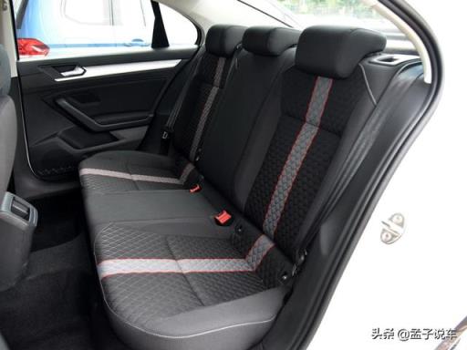 大众凌渡提车作业，车主：裸车才12.2万，1.4T油耗6.6L