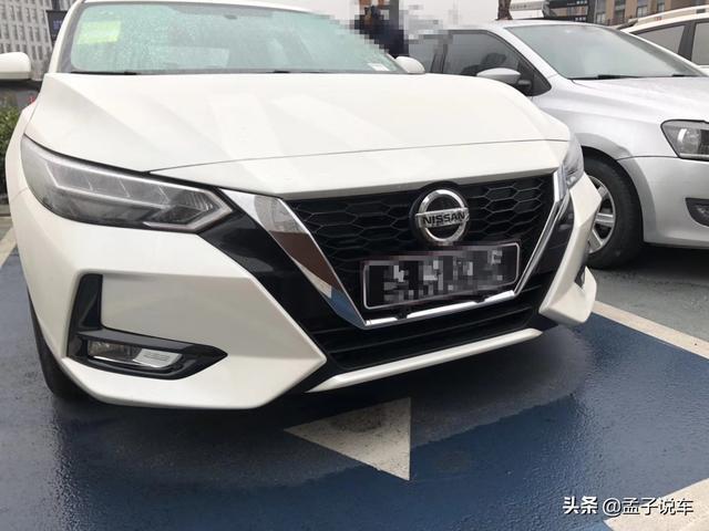 日产轩逸提车作业，车主：裸车12.1万，空间很满意