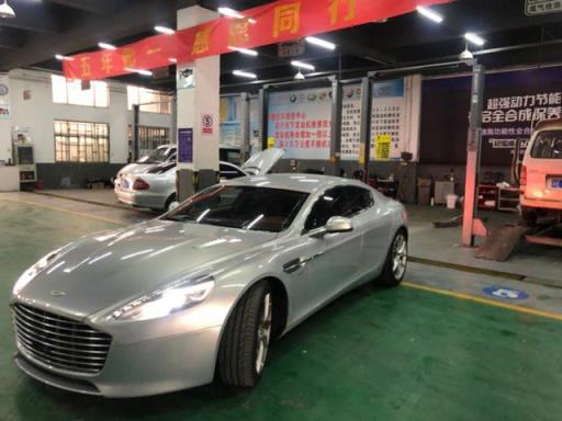 95后都开上阿斯顿·马丁了？还是用来代步的！网友：我好酸