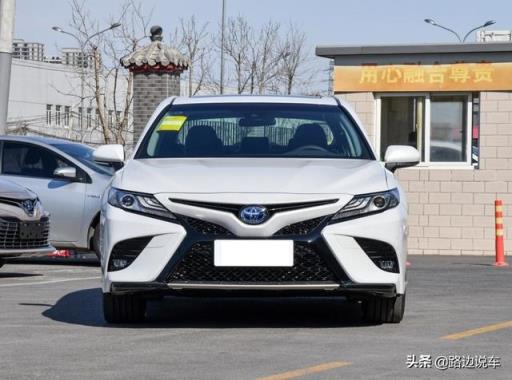 喜提凯美瑞双擎混动，车主：落地才27万，动力和配置表现不错
