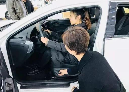 提车作业：朋友就这样被亚洲龙2.0L征服了