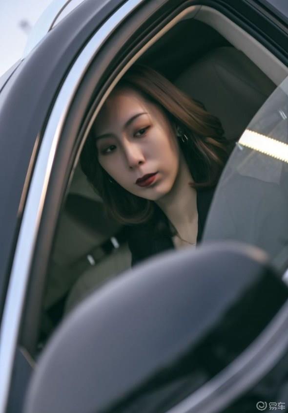 开着红旗HS7带着老婆上演提车作业大片