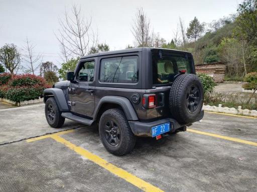 无缘吉姆尼，渴望越野的宝马车主，天津港喜提Jeep牧马人