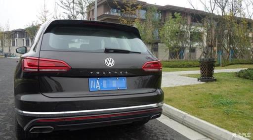 低调而不失奢华，途锐2.0T锐翼版提车，比买普拉多值？