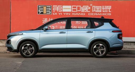 女人也能开大车，90后美女喜提新宝骏：这车比老公还聪明