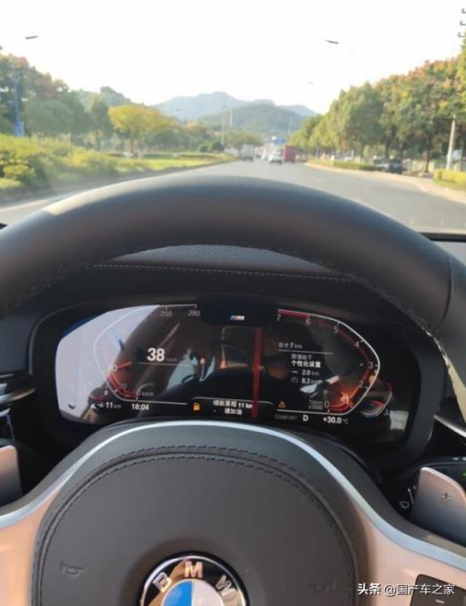 全国首台新宝马5系运动版提车，车主直言：ID7液晶仪表盘真香