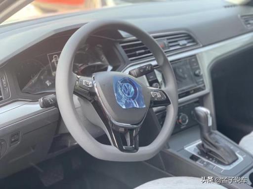 大众凌渡提车作业，车主：裸车才12.2万，1.4T油耗6.6L