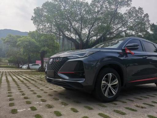 CS75PLUS:水泥灰外观+红黑内饰，最低油耗6.5个