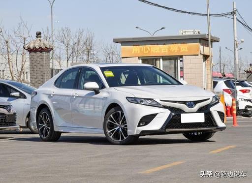 喜提凯美瑞双擎混动，车主：落地才27万，动力和配置表现不错