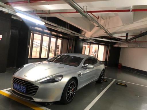 95后都开上阿斯顿·马丁了？还是用来代步的！网友：我好酸