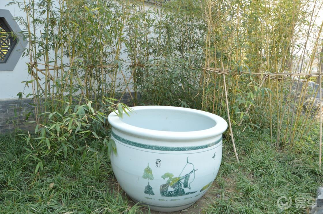 造屋不嫌小 开池不嫌多 屋小不遮山 池多不妨荷
