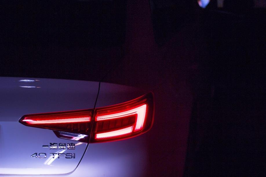 奥迪a4提车作业不太专业的17款奥迪a4l提车作业