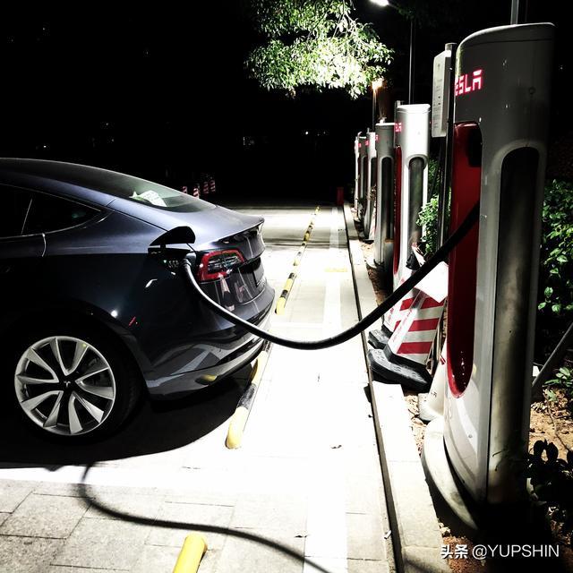 提车一个月2000KM 国产特斯拉 Model 3 测评 花30万买它值得吗？