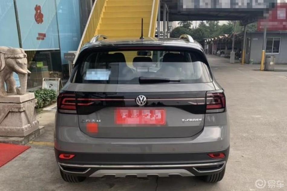 大众途铠提车作业，车主：裸车才12万，1.5L油耗才6个