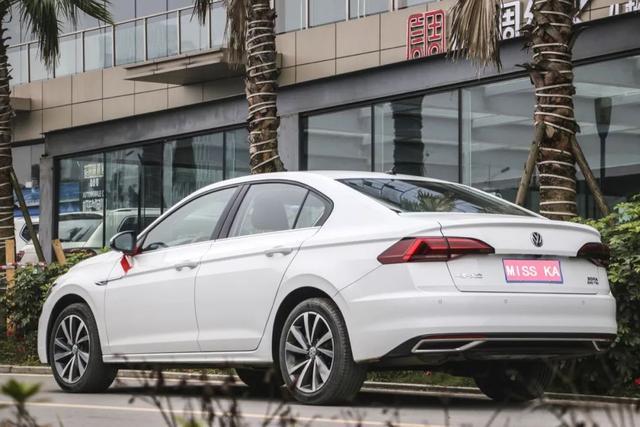 默契夫妻同时相中宝来：紧凑省钱的家用车，动力不错，有点顿挫无影响！内饰用料却需要改善？