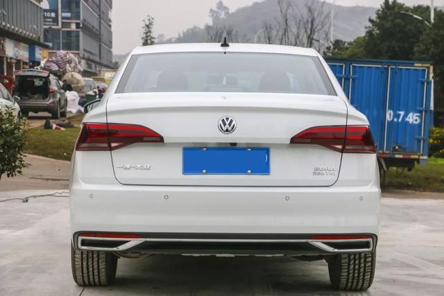 默契夫妻同时相中宝来：紧凑省钱的家用车，动力不错，有点顿挫无影响！内饰用料却需要改善？