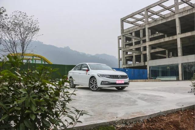 默契夫妻同时相中宝来：紧凑省钱的家用车，动力不错，有点顿挫无影响！内饰用料却需要改善？
