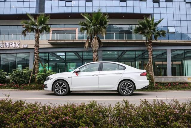 默契夫妻同时相中宝来：紧凑省钱的家用车，动力不错，有点顿挫无影响！内饰用料却需要改善？