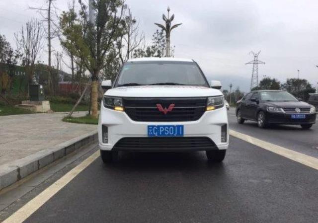 宏光PLUS山路才7个油，你们是怎么开出10个油来？这车技我真服