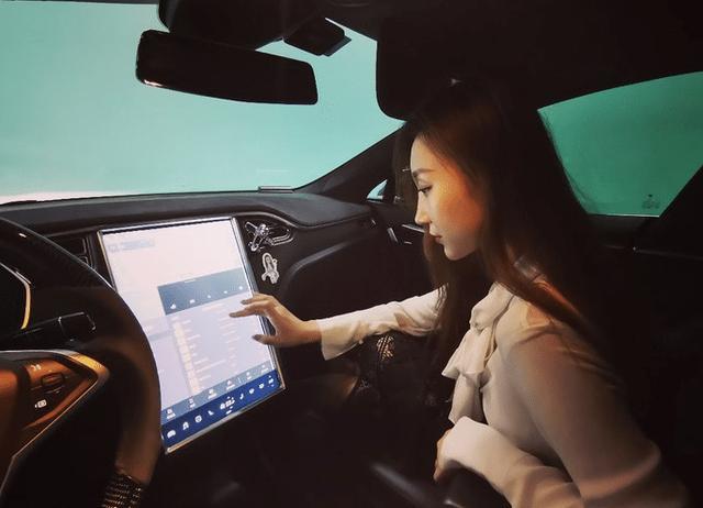 嫂子刚刚提了一台特斯拉model s，坐上车的那一刻，我心动了