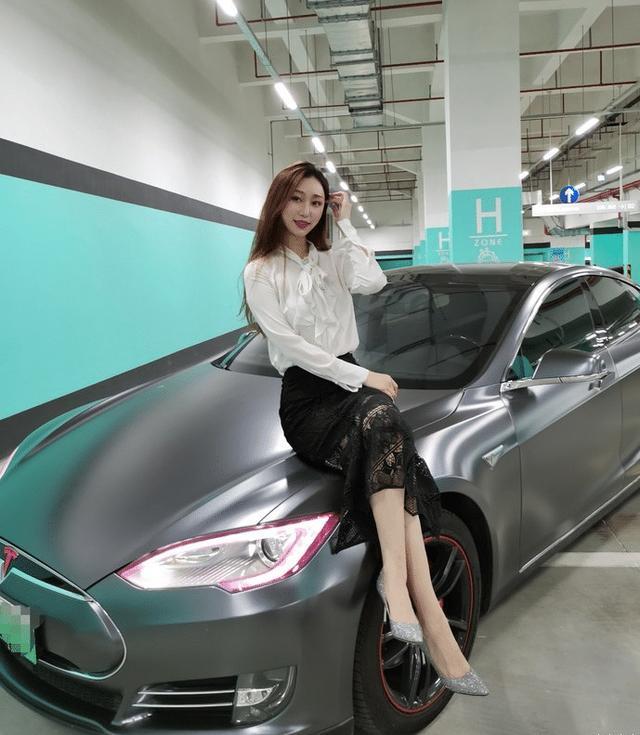 嫂子刚刚提了一台特斯拉model s，坐上车的那一刻，我心动了
