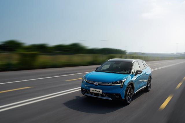 新能源的“新秀”，续航600KM提速3.9秒，这SUV让特斯拉车主羡慕