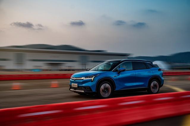 新能源的“新秀”，续航600KM提速3.9秒，这SUV让特斯拉车主羡慕
