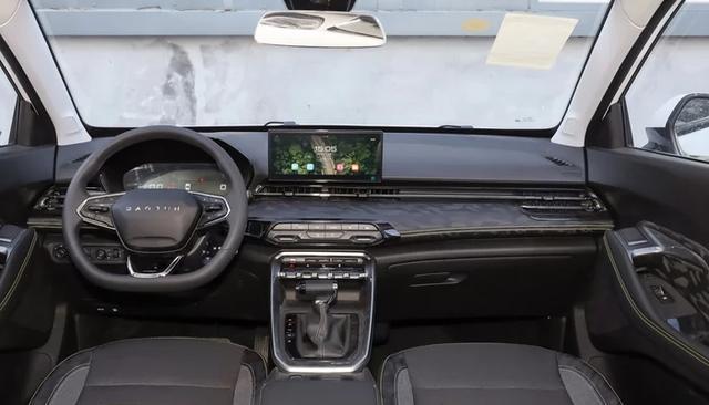 这小型SUV，后排可坐3个1.8米大个子，空间大价格亲民，油耗仅5毛