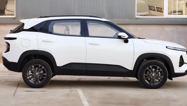 这小型SUV，后排可坐3个1.8米大个子，空间大价格亲民，油耗仅5毛