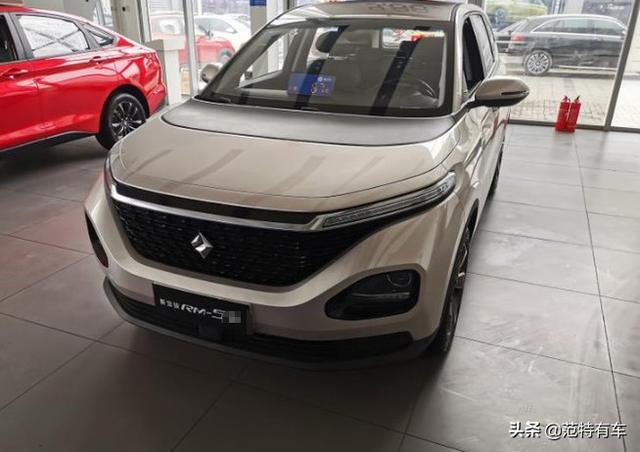 一进4S店就被吸引，双色车身，不到8万配智能网联，体验后就提车