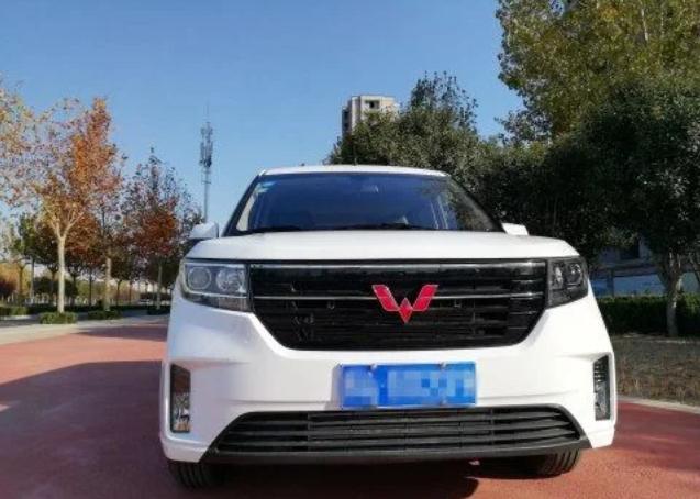 五菱宏光plus提車作業二十來萬的外型卻是八萬不到的價格車友提車之後