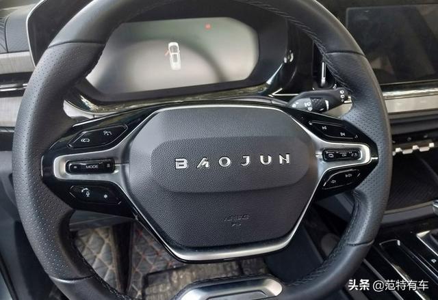一进4S店就被吸引，双色车身，不到8万配智能网联，体验后就提车